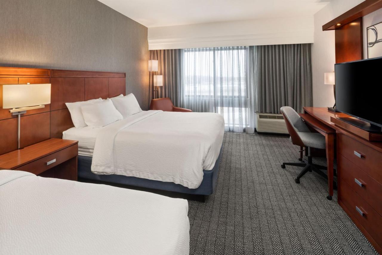 Hotel Courtyard & Event Center 3*