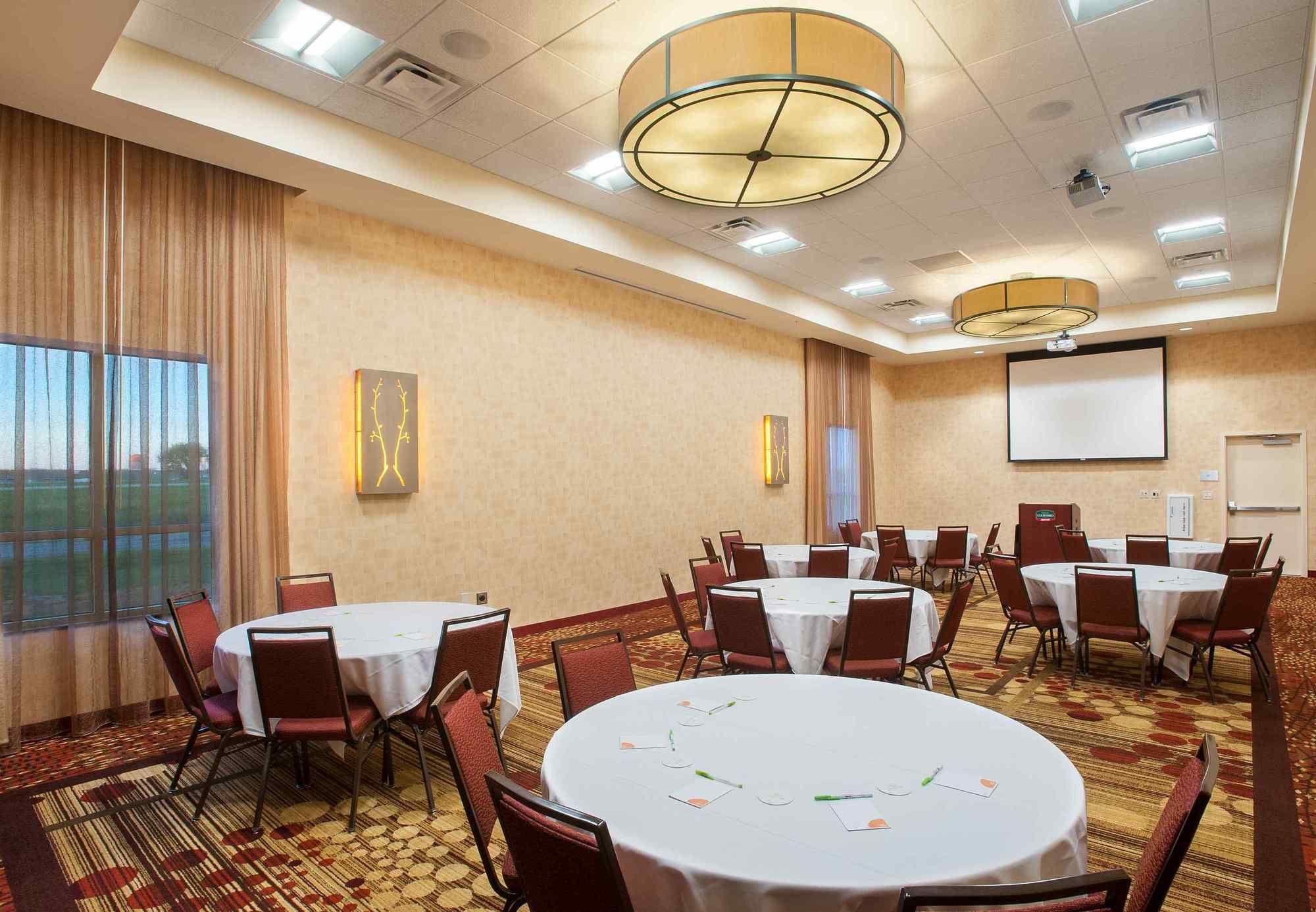 Hotel Courtyard & Event Center 3*