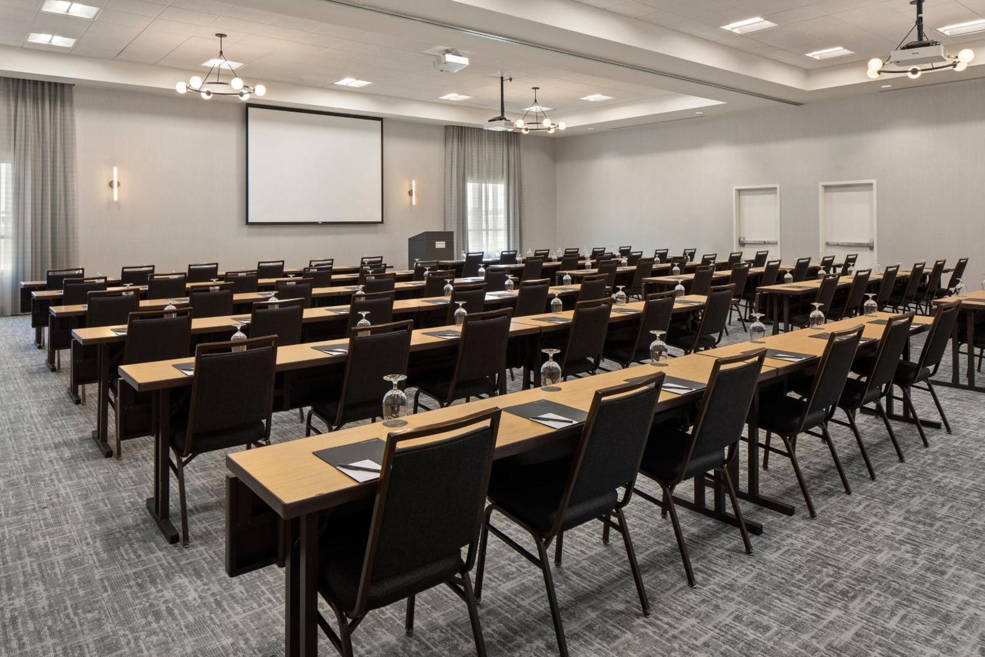 Courtyard & Event Center 3*