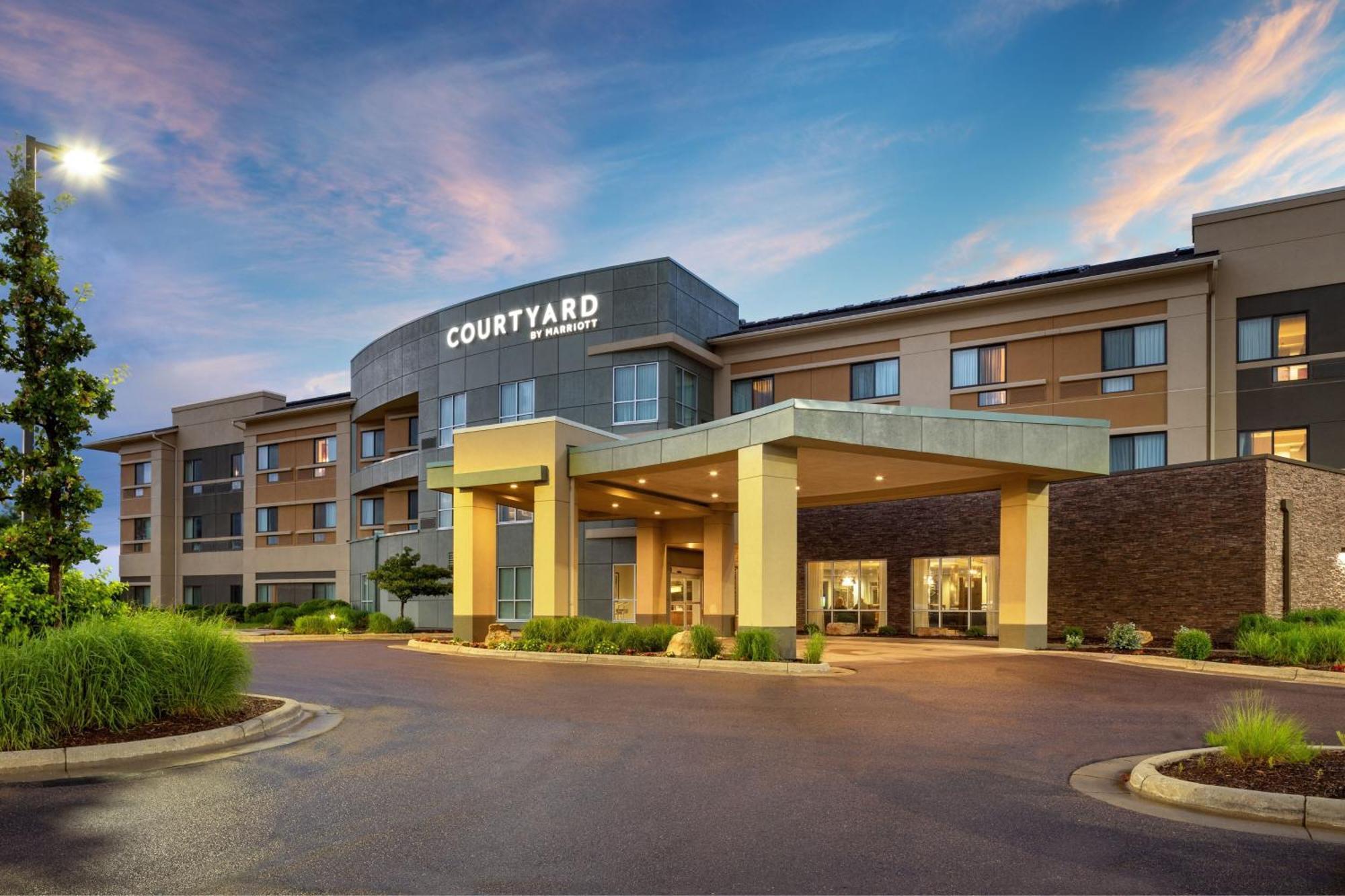 Courtyard & Event Center Hotel 3*